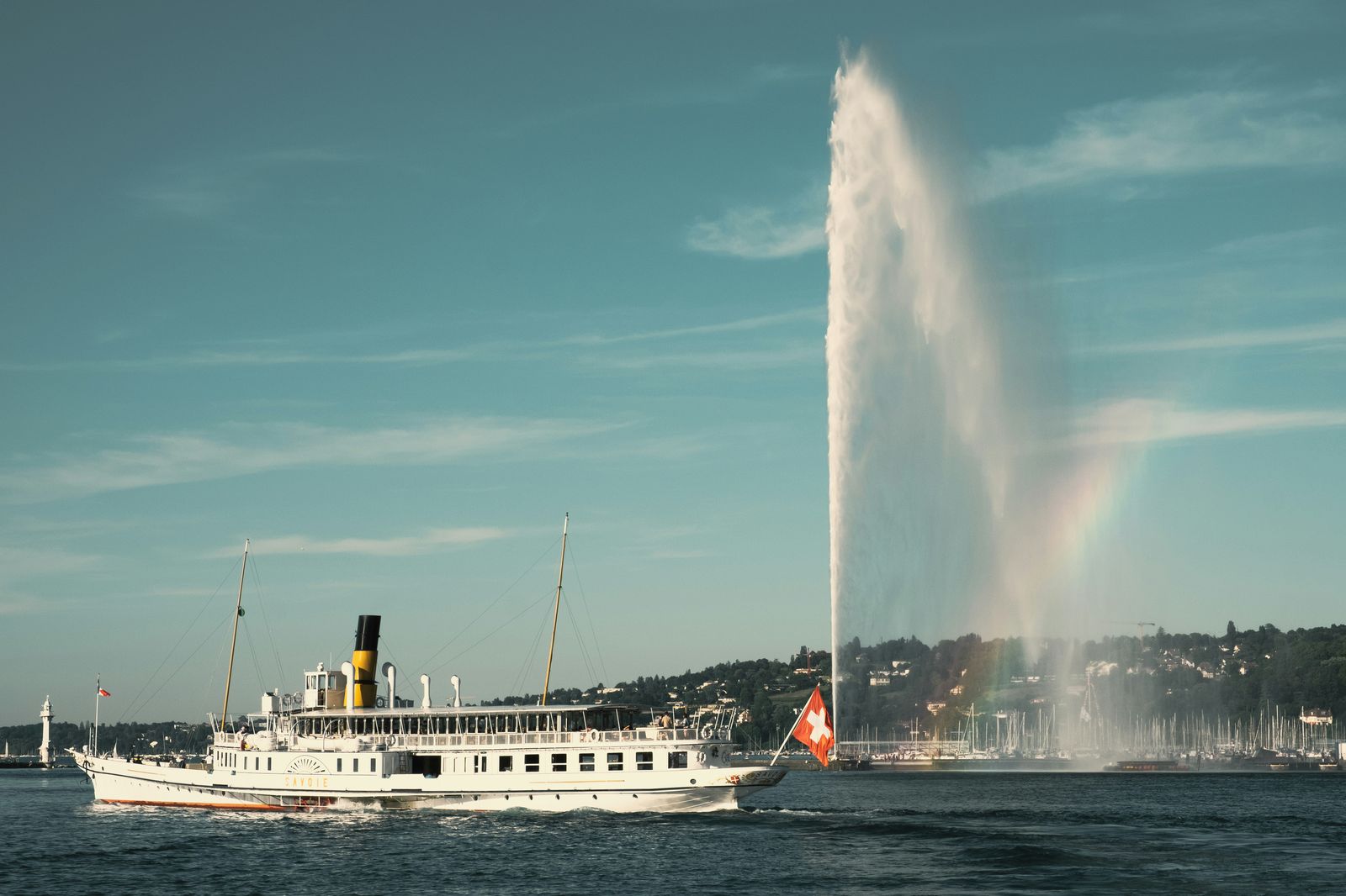Bateau à vapeur Savoie devant le Jet d'eau de Genève